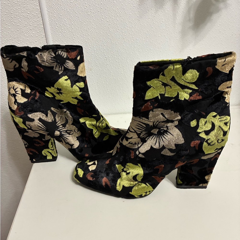 Chio Embroidered Detail Ankle Boots velvet size 9.5 heel 4”